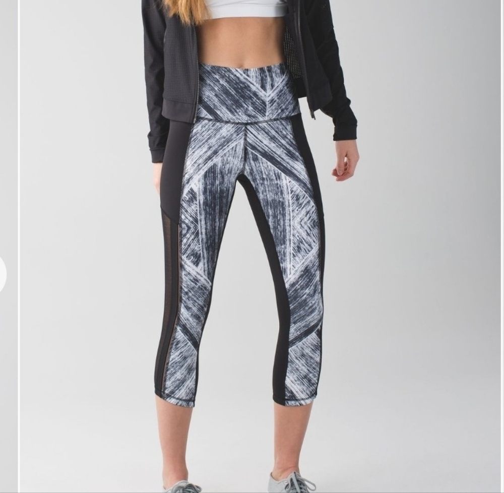 Lululemon Hot To Street Crop leggings size 6
